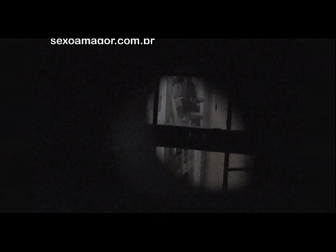 ❤️ Lourinho é filmado secretamente por um voyeur de bairro escondido atrás de tijolos ocos ❤️ Porno fodido em nós ☑