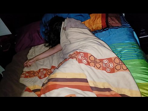 ❤️ Stepson berating a sua jovem madrasta enquanto ela dorme. ❤️ Porno fodido em nós ☑
